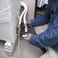 武蔵野市のエアコン回収処分業者で片付け者の冷媒管専用の工具でフレアーツール