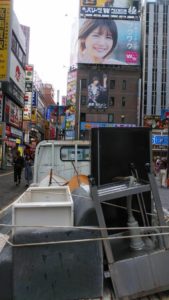東京都新宿区歌舞伎町の不用品回収で積込み後の２トン平トラック